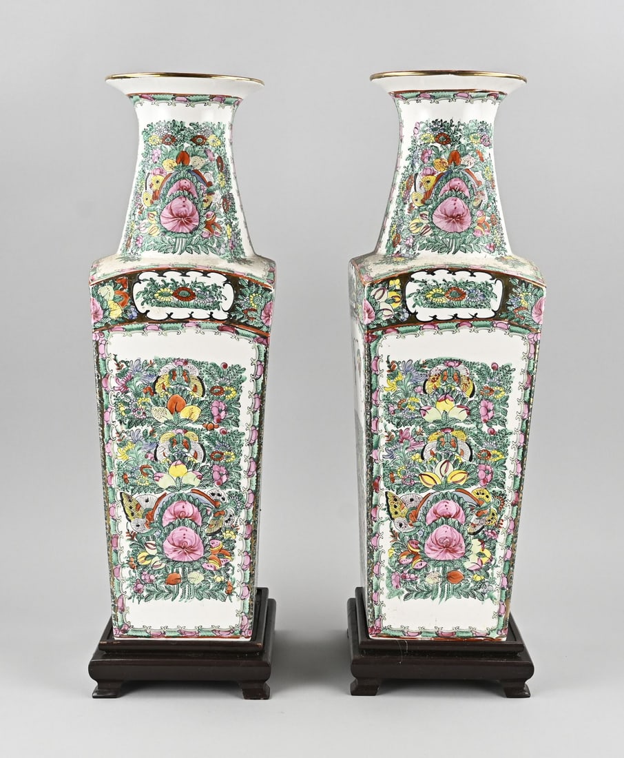 2x Chinese vase, H 56.3 cm.: Two Chinese Cantonese square vases with floral/butterfly and gold decoration, on wooden consoles. 20th century. Dimensions: H 56.3 cm. In good condition.