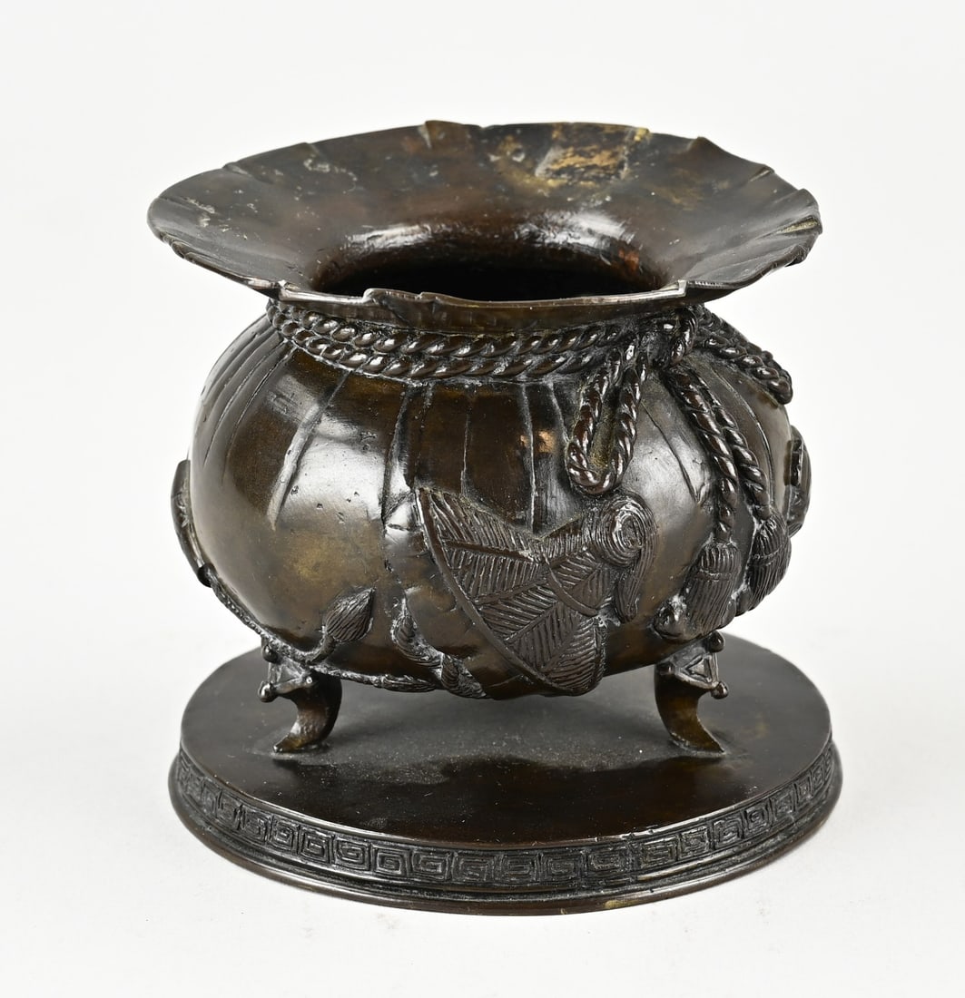 Japanese incense burner: 19th-century Japanese Meiji bronze incense burner with precious objects decoration. With base mark. One restoration. Dimensions: H 9.5 - Ø 10.5 cm. In good condition.