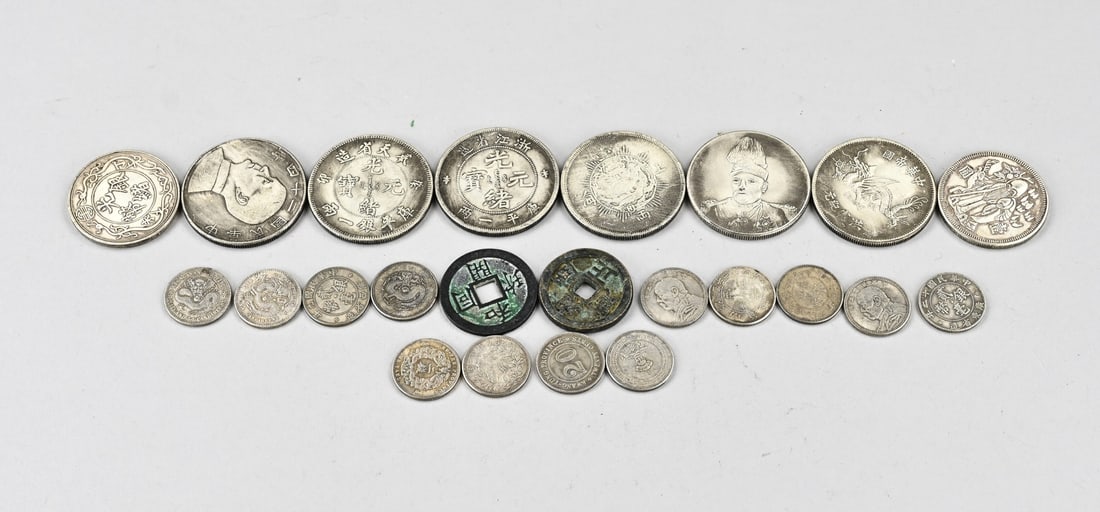 Lot of Chinese coins (23x): Lot of 23 various old Chinese pennies or coins. 2 to 4.3 cm in good condition.