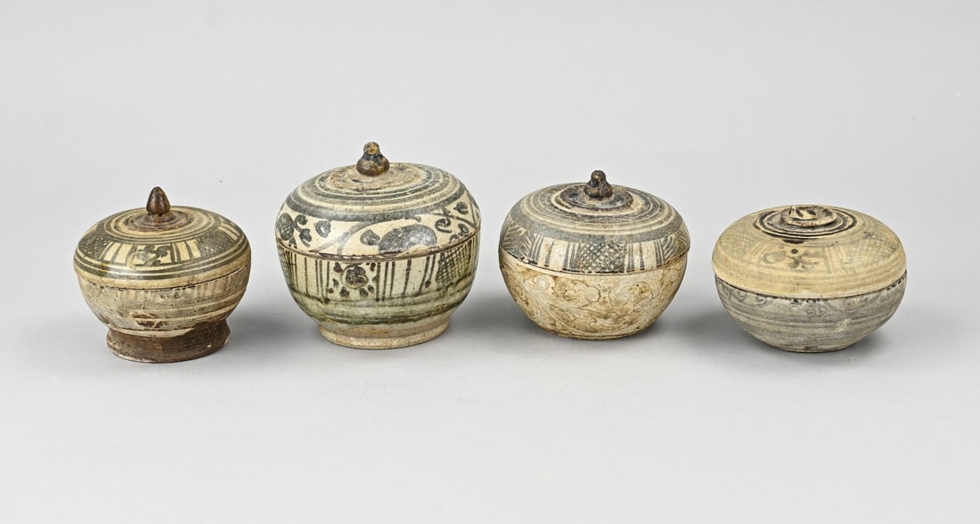 4x Antique lidded jar (Thailand): Four antique stoneware lidded boxes with polychromy. Sawankhalok, Thailand. 15th - 16th century. Some damage. Dimensions: 8.5 - 9.5 cm. In good condition.