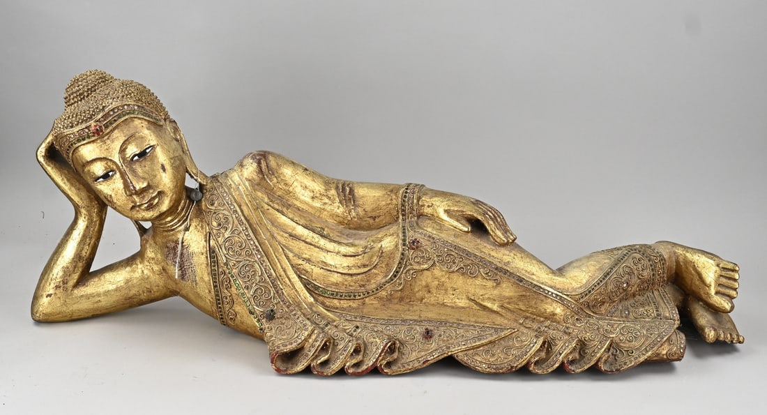 Thai plated figure (lying down), 88 cm.: Thai, wood-carved reclining Buddhist figure. Silver-plated. 20th century. Dimensions: 88 cm. In good condition.