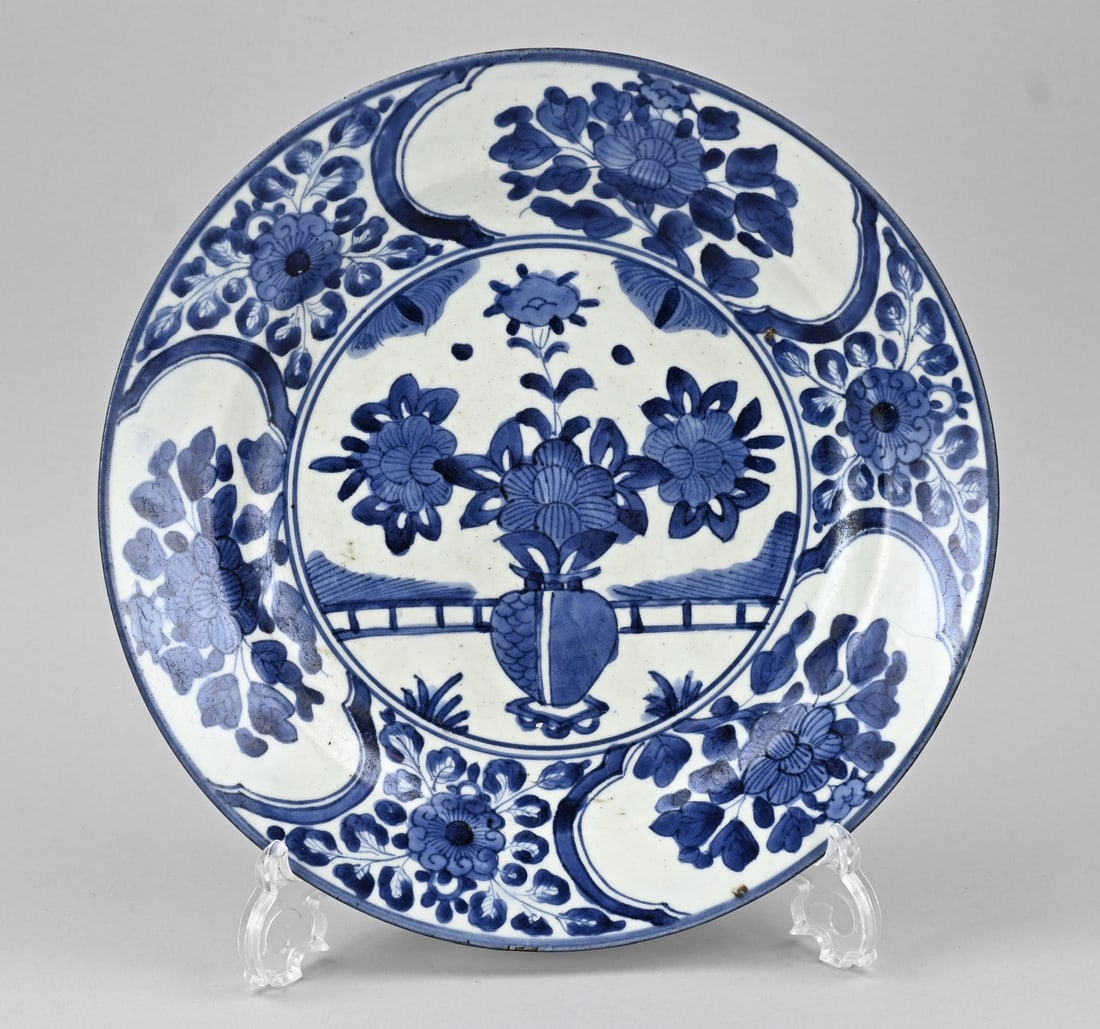 Japanese Arita dish Ø 31.5 cm.: Antique Japanese porcelain Arita dish with flower vase decoration. Circa 1700. Dimensions: Ø 31.5 cm. In good condition.