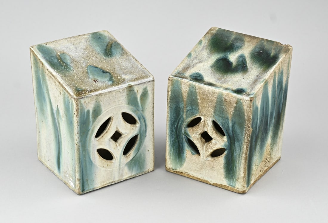 2x Neck Support (China): Two antique Chinese porcelain flambé neck rests. 19th century or older. Dimensions: 19 x 13 x 13 cm. In good condition.