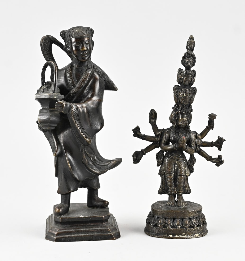 2x Chinese figure: Two old/antique Chinese bronze figures. 1x Tibetan Buddhist figure, Avalokiteshvara. 1x Girl with vase. Circa 1900. Dimensions: 20.5 - 21.5 cm. In good condition.