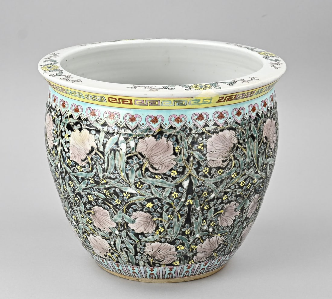 Chinese flower pot Ø 26.3 cm.: Antique Chinese porcelain Rose Family flowerpot with floral decoration. First half of the 20th century. One minimal rim restoration. Dimensions: H 22.7 x Ø 26.3 cm. In good condition.