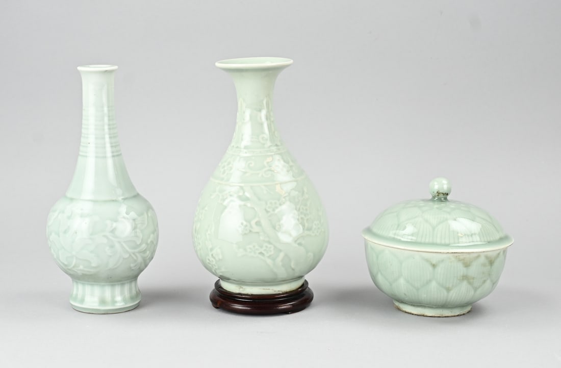 3x Chinese (lidded box + 2x vase): Three pieces of old celadon porcelain with relief decoration. 20th century. 2x Vase + 1x lidded box. Dimensions: 14 x 24 cm. In good condition.