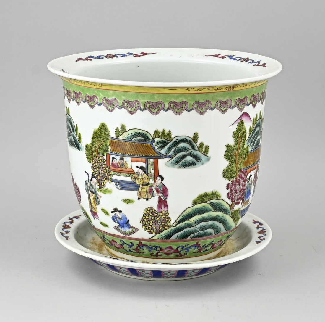 Chinese flower pot + saucer: Old Chinese porcelain flowerpot with saucer. Figures in a landscape decoration. Damage to the top rim. Dimensions: 24.5 - 27.3 cm. In reasonable condition.