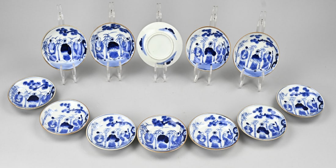 Lot of Chinese plates (12x): Twelve antique Chinese porcelain plates. Circa 1880. Figures by bamboo. Dimensions: Ø 11.2 cm. In good condition.