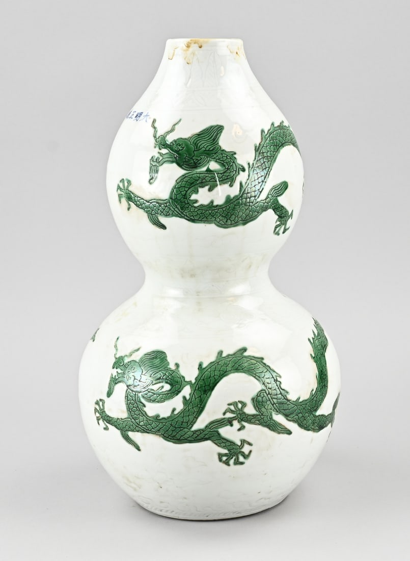 Chinese knobbed vase, H 40.2 cm.: Old Chinese porcelain Familie Verte bulbous vase with dragon relief decoration. Signed. Dimensions: H 40.2 cm. In good condition.