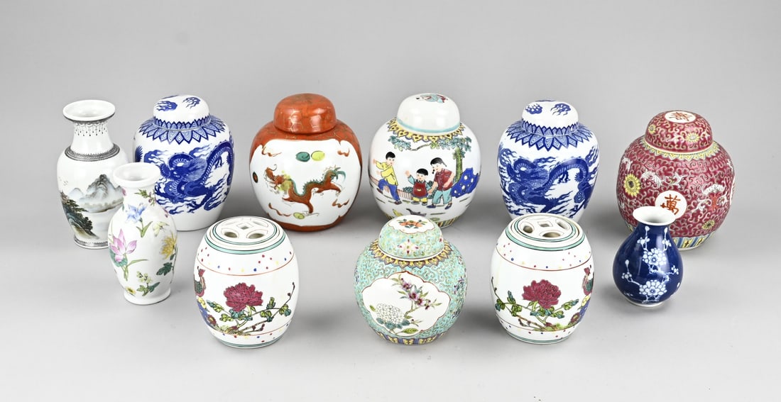Lot Chinese (ginger jars etc.): Large lot of various Chinese porcelain. 20th century. Including ginger jars and vases. Dimensions: 10 x 16 cm. In good condition.