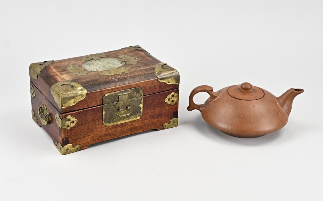 2 Pieces Chinese (box + Yixing pot): 2x China. 20th Century. 1x Yixing teapot with floral decoration. 1x Jewelry box with jade. Dimensions: 19 x 20 cm. In good condition.