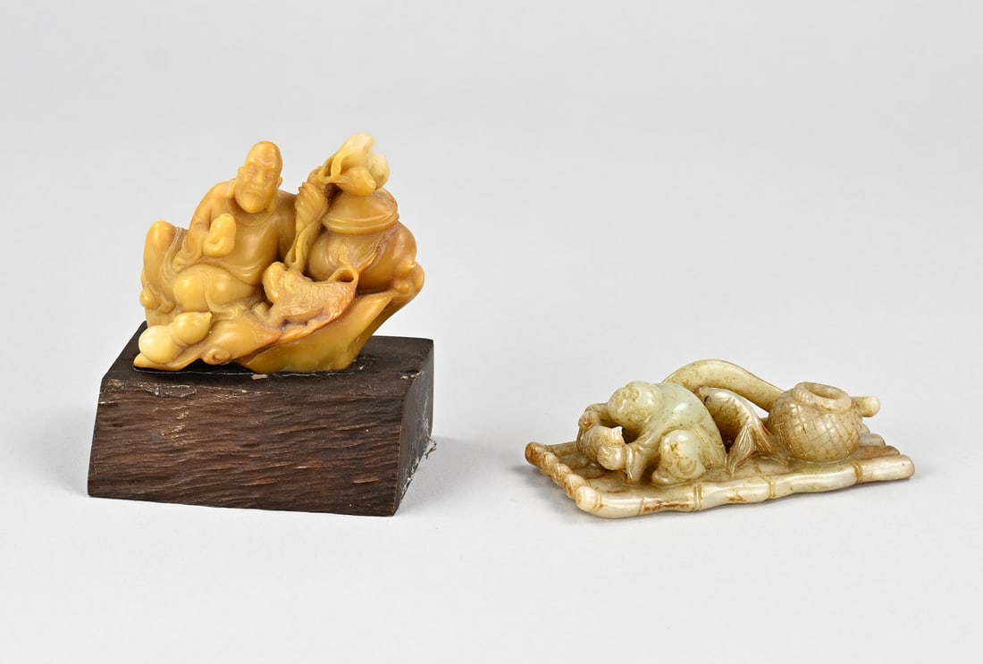 Jade + figurine (Shoushan): Old/antique Chinese jade and soapstone figures. Shoushan. Dimensions: 8 - 11 cm. In good condition.