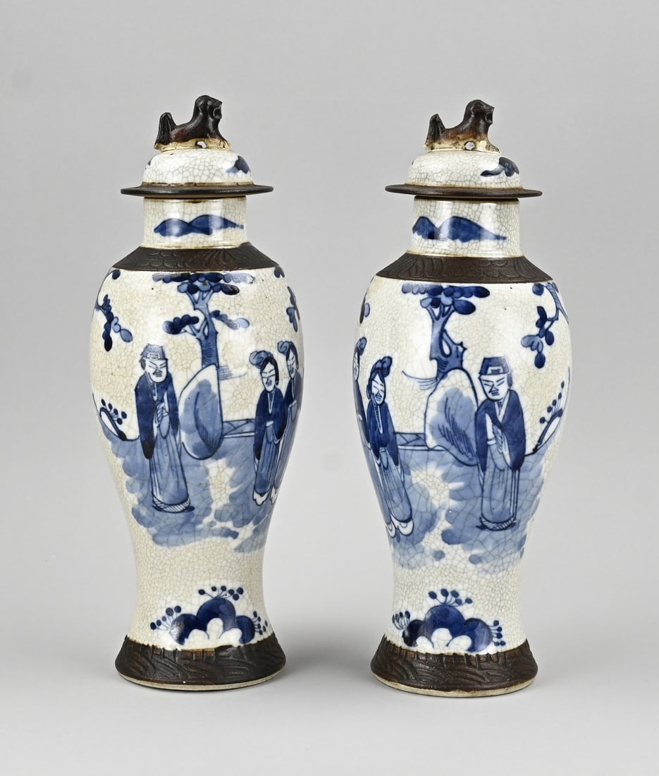 2x Chinese vase, H 32 cm.: Two antique Chinese Cantonese lidded vases with figures in a garden decor. With base mark. Dimensions: H 32 cm. In good condition.