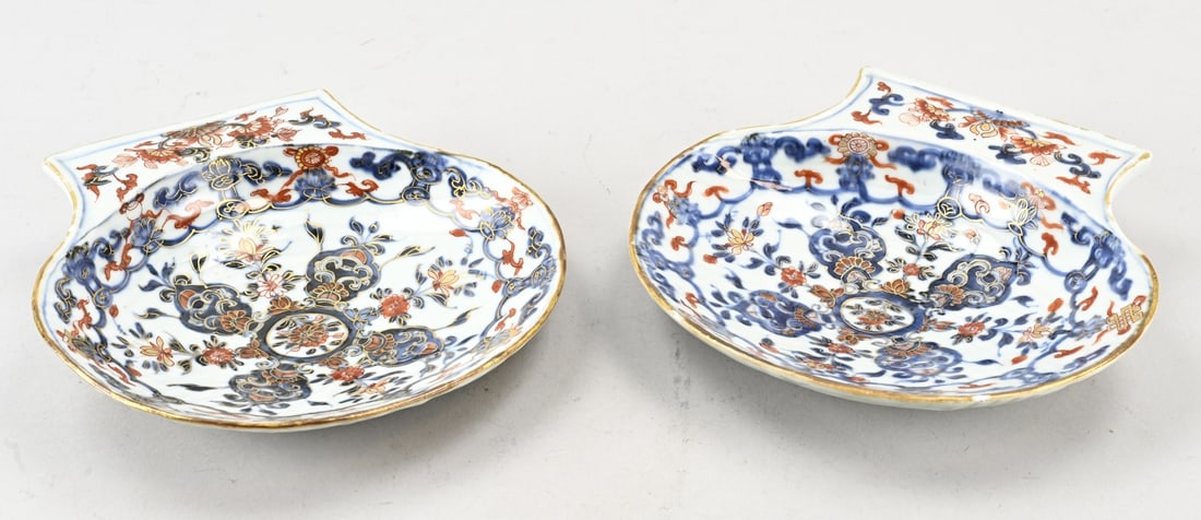2x Chinese Imari plate: Two 18th-century Chinese porcelain Imari plates in the shape of a shell. Floral/gold decoration. Both have minimal chips. Otherwise in good condition. Dimensions: Ø ............