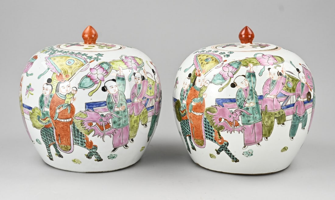 2x Familie Rose lidded pot Ø 22 cm.: Two antique Chinese porcelain Rose Family lidded jars with figures in a processional decoration. Circa 1900. Dimensions: H 25 x Ø 22 cm. In good condition.