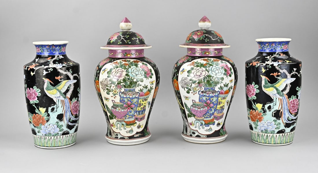 4x Lidded vase (Japan): Four antique Japanese porcelain vases with floral/bird of paradise decoration. Dimensions: H 31 - 40 cm. In good condition.