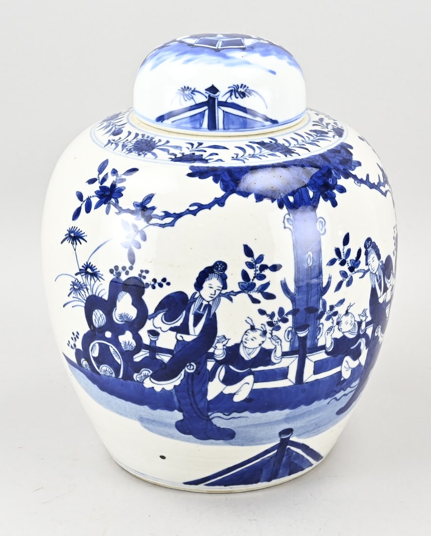 Chinese lidded jar, H 30 x Ø 22.5 cm.: 19th-century Chinese porcelain lidded jar with double blue base ring and figures in a garden decor. Dimensions: H 30 x Ø 22.5 cm. In good condition.