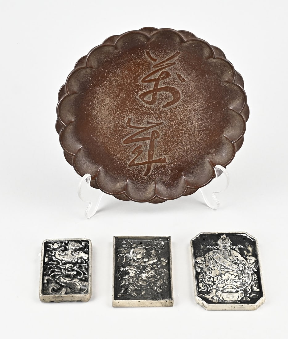 4x China: 4x China. 19th - 20th Century. 1x Bronze plate with text + base mark. 3x White metal plaque, decorated on both sides. Dimensions: 8 - 19.5 cm. In good condition.