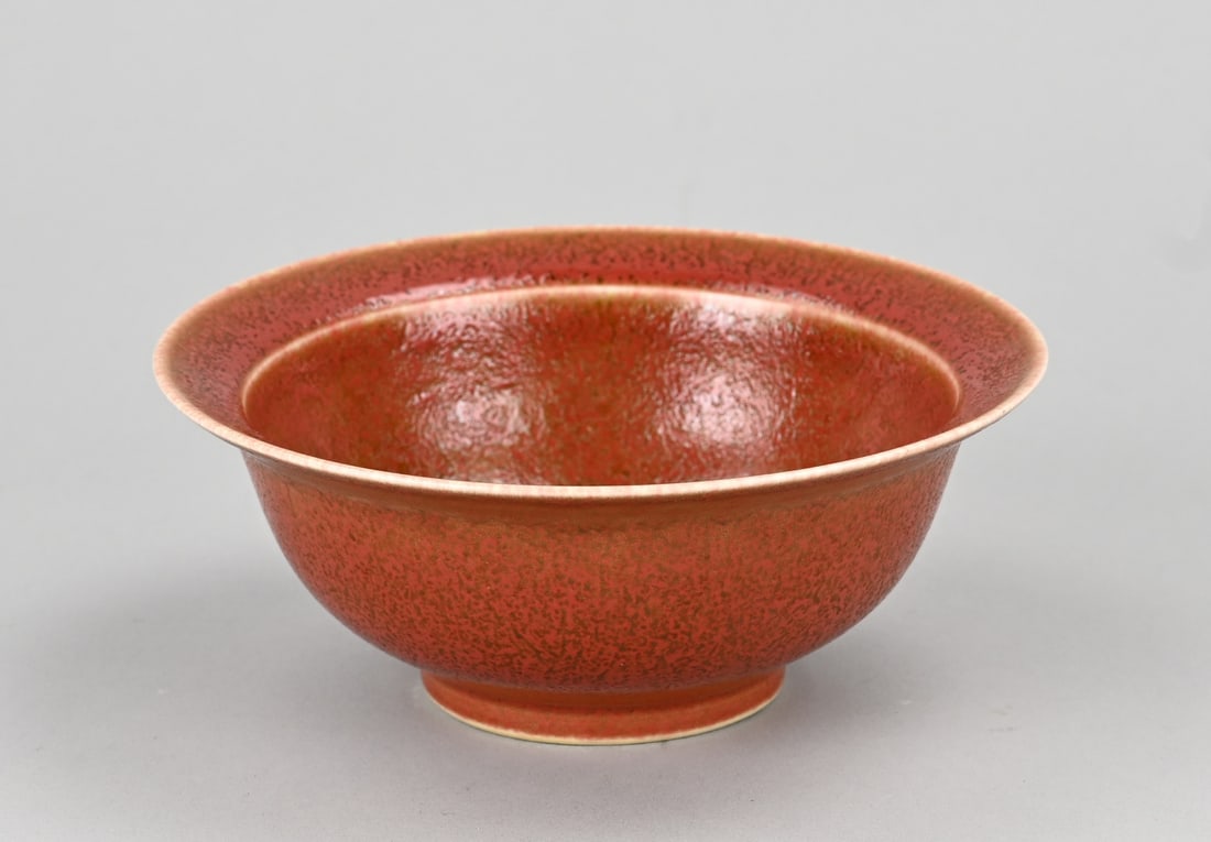 Chinese bowl Ø 16.1 cm.: Chinese porcelain bowl with red relief glaze + six-character base mark. Dimensions: H 6.3 x Ø 16.1 cm. In good condition.