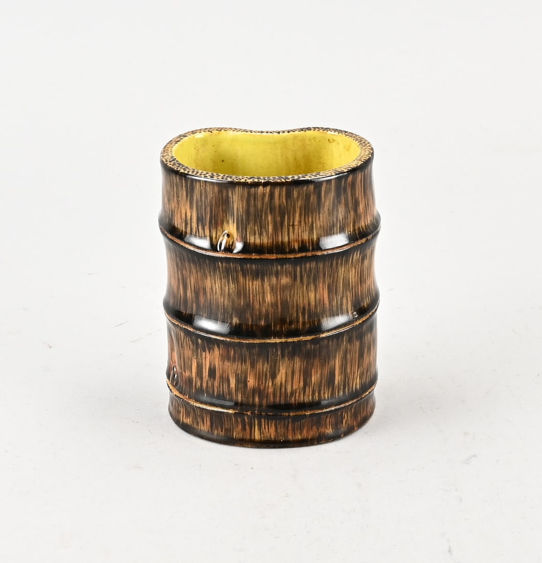 Chinese brushpot, H 11 cm.: Unique Chinese porcelain brushpot with bamboo decoration. With base mark. Dimensions: H 11 cm. In good condition.