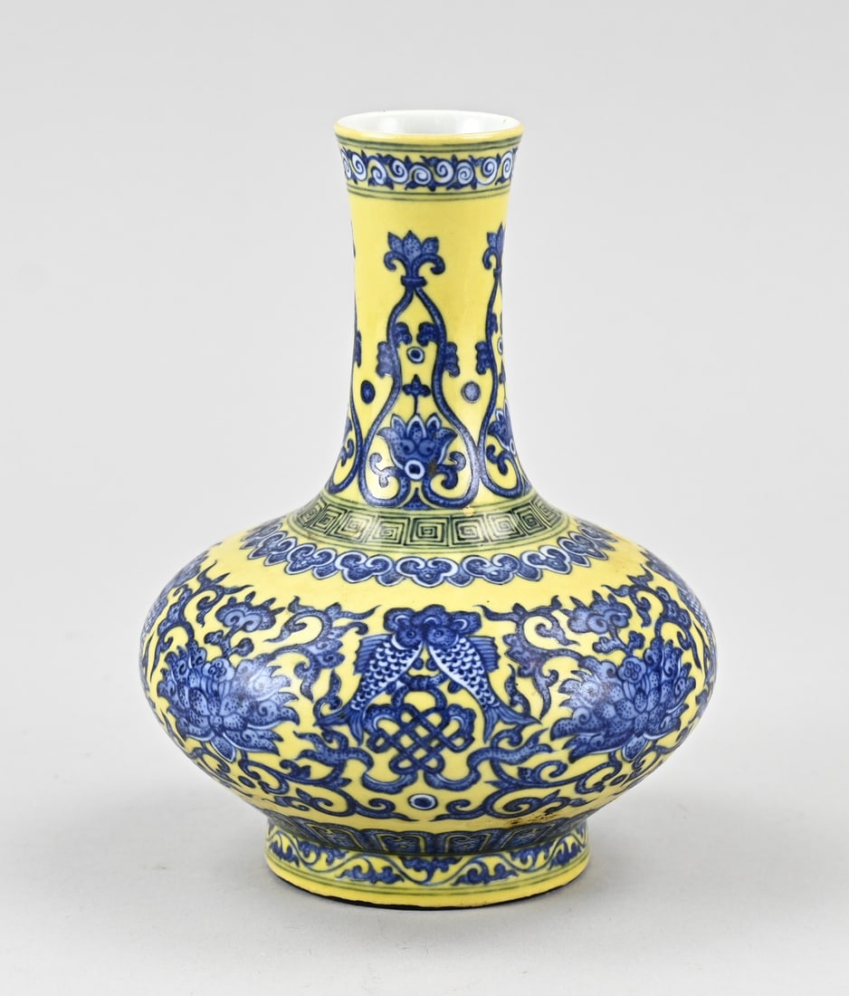 Chinese vase with fish decoration, H 15.5 cm.: Chinese porcelain pipe vase with floral and fish decoration. Base mark. Dimensions: H 15.5 cm. In good condition.