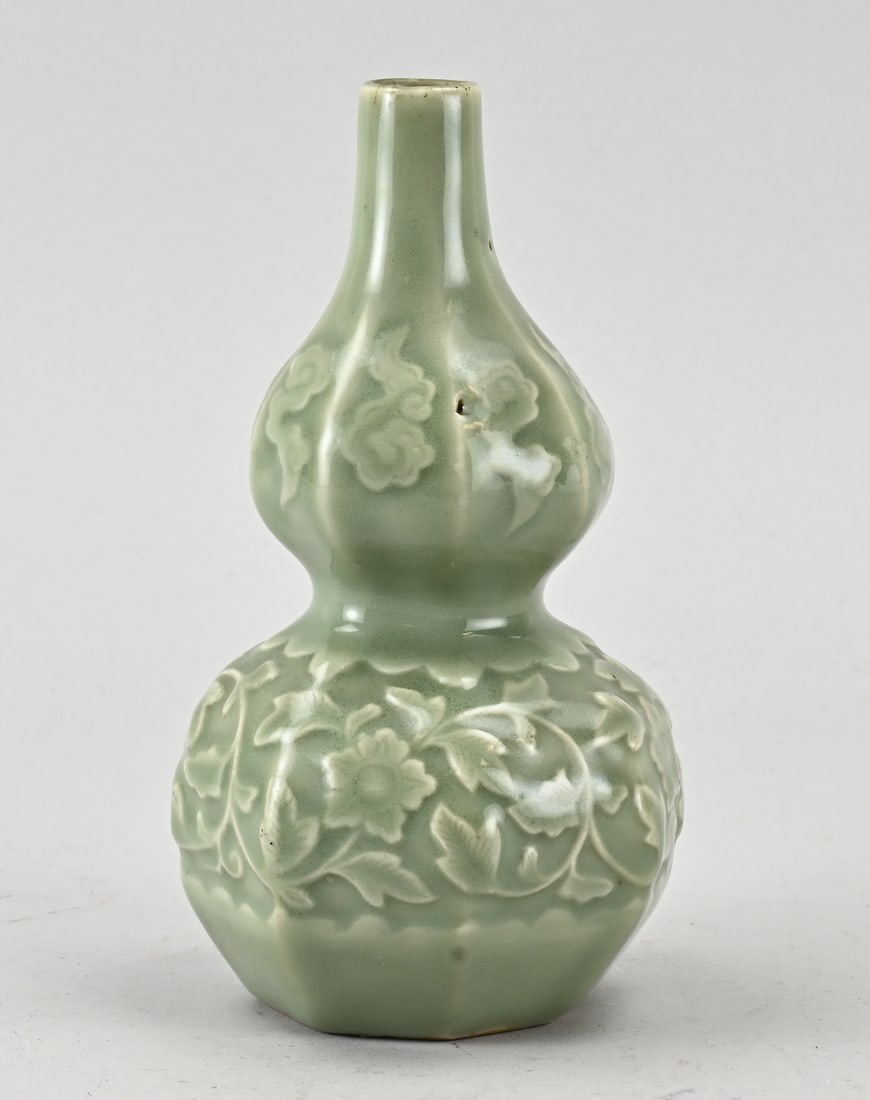 Chinese knobbed vase, H 17.5 cm.: Old, octagonal, Chinese porcelain bulbous vase with floral relief decoration. Dimensions: H 17.5 cm. In good condition.