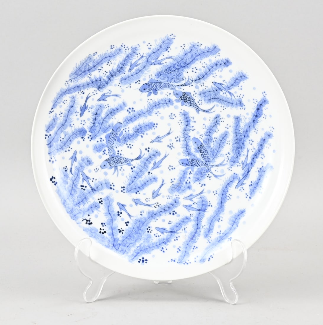 Chinese plate Ø 24.5 cm.: Chinese porcelain plate with underwater fish decoration, with bottom mark. Dimensions: Ø 24.5 cm. In good condition.