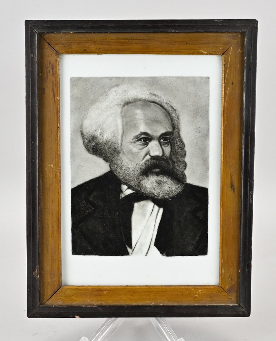 Chinese plaque (Karl Marx): Chinese porcelain plaque with Karl Marx, in a wooden frame. 20th century. Dimensions: H 25 x W 17 cm. In good condition.