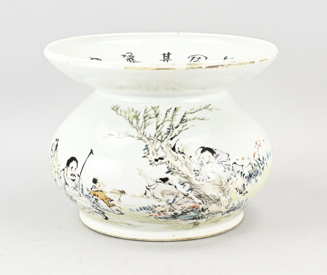 Rose family vase Ø 25 cm.: 19th-century Chinese porcelain Rose Family vase with figures in a landscape + text decoration. Signed. Dimensions: H 19 x Ø 25 cm. In reasonable condition.