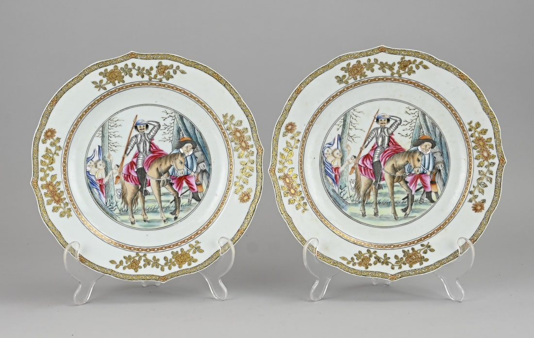 2x Family Rose plate Ø 22.7 cm.: Two antique Chinese porcelain Rose family plates with European decoration + gold decoration. Contoured rim. Dimensions: Ø 22.7 cm. In good condition.