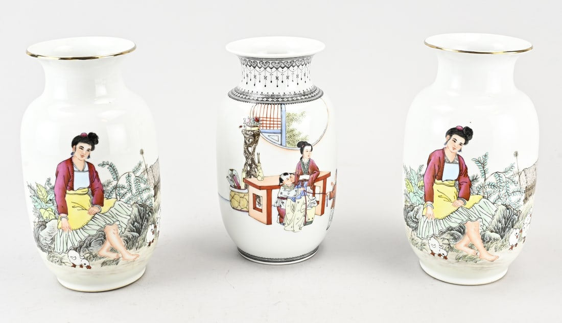 3x Rose Family vase, H 21.4 - 22.3 cm.: Three Chinese porcelain Rose Family Republic-style vases with figures + gold + text decoration. Dimensions: H 21.4 - 22.3 cm. In good condition.