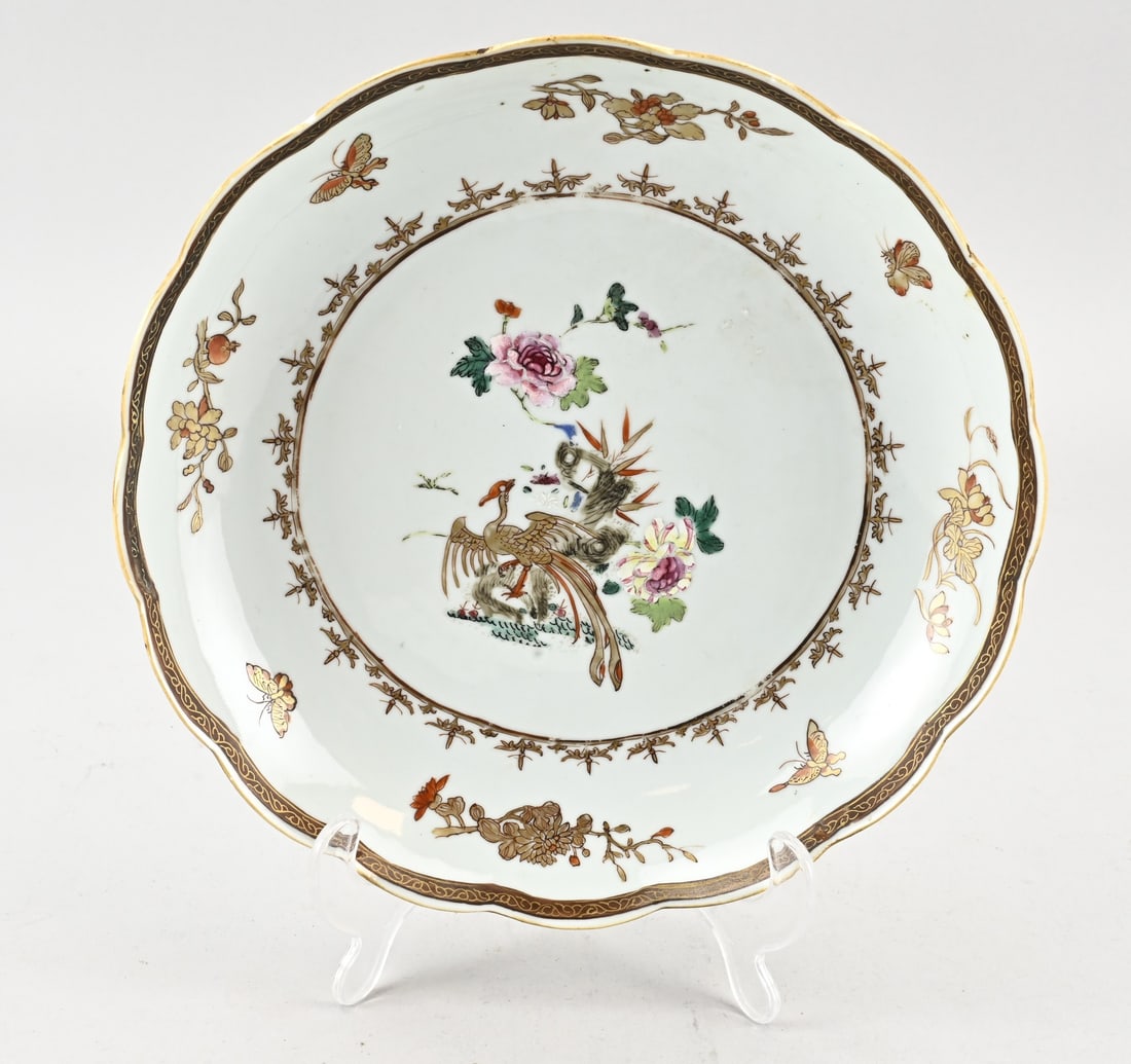 Verte Family saucer Ø 25 cm.: 18th-century Chinese porcelain Familie Verte plate with phoenix in garden/gold decor. Contoured. Dimensions: Ø 25 cm. One minimal chip. In good condition.