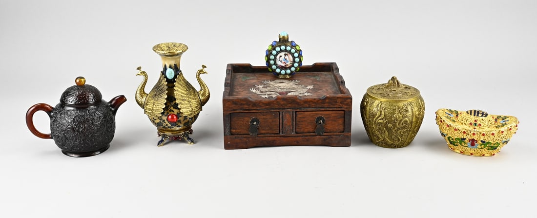 6x Chinese: Six miscellaneous China objects. 1x Wooden box with dragon (mother-of-pearl inlay). 1x Snuff bottle. 1x Peacock vase. 1x Bronze lidded box. 1x Gilded object with cloisonné. 1x Teapot (bakelite?). 20t