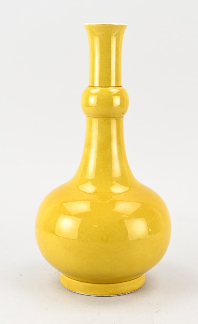 Chinese knobbed vase (yellow), H 33 cm.: Chinese porcelain bulbous vase with ochre/mustard-yellow glaze. Base mark. Dimensions: H 33 cm. In good condition.