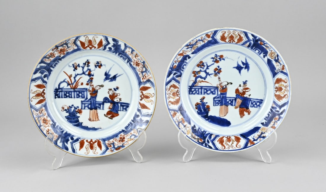 2x Chinese Imari plate Ø 21.3 cm.: Two 18th-century Chinese porcelain Imari plates with figures in a garden/gold decoration. Rim frit on both plates. One plate has hairline cracks. Dimensions: Ø 21.3 cm. In fair/good condition.