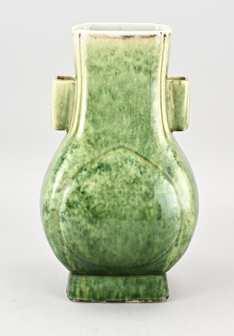 Chinese vase, H 30.3 cm.: Chinese porcelain ear vase with crackle glaze + base mark. Dimensions: H 30.3 cm. In good condition.