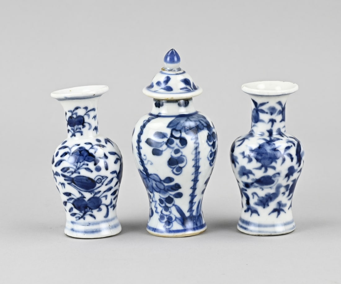3x Chinese mini vase, 8.5 - 11 cm.: Three 18th-century Chinese porcelain miniature vases with floral decoration. One lid top glued. Dimensions: H 8.5 - 11 cm. In fair/good condition.