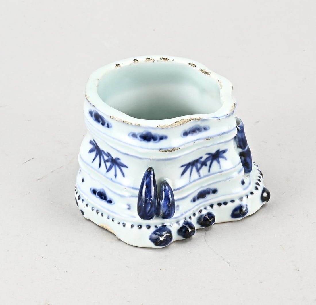 Chinese water bowl: Chinese porcelain water bowl with bamboo decoration. With base mark. Dimensions: 6.3 cm. Slight glaze loss. In good condition.