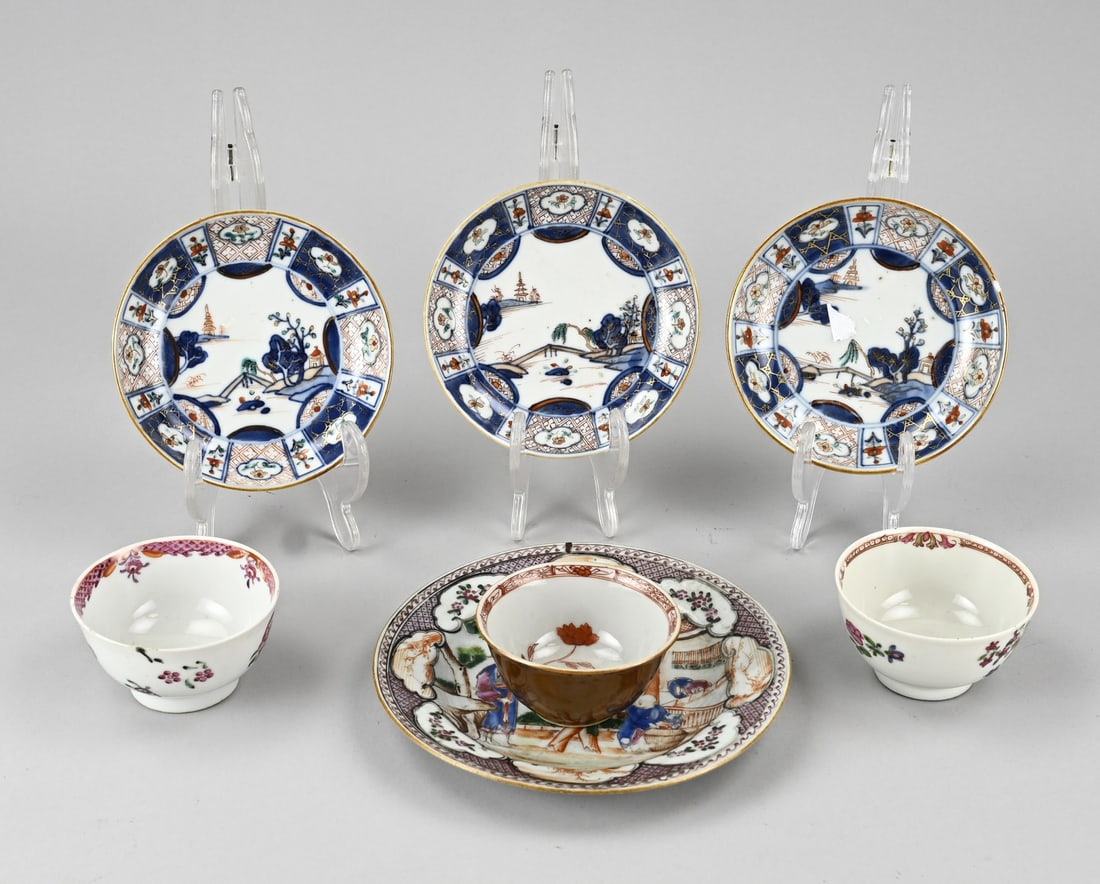 Lot of Chinese porcelain (7x): Seven pieces of antique Chinese porcelain. Miscellaneous. 18th century. 3x Imari plates, two of which are in good condition, one with a hairline crack. 3x cups, 2x Familie Rose + 1x milk/blood, one wi