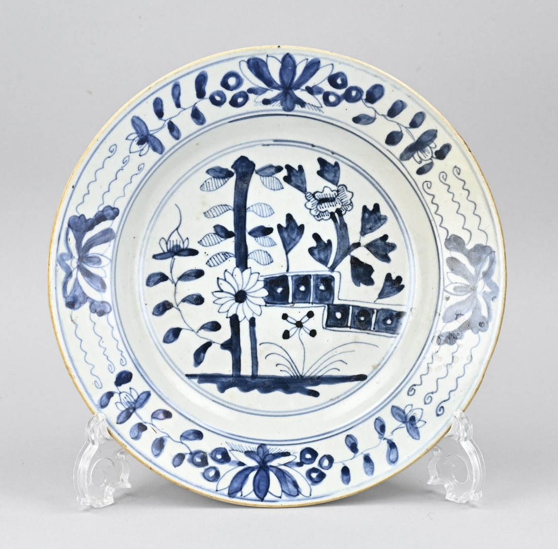 Chinese plate with mark Ø 25.6 cm.: 17th-century Chinese porcelain celadon plate with parchment base mark and garden decoration. Dimensions: Ø 25.6 cm. In good condition.