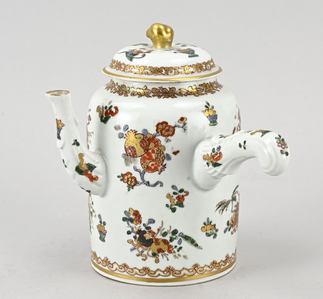 Rose Samson Family chocolate jug, H 18.5 cm.: 19th-Century Rose Samson Family porcelain chocolate jug with floral/gold and coat of arms decoration. Dimensions: H 18.5 cm. In good condition.