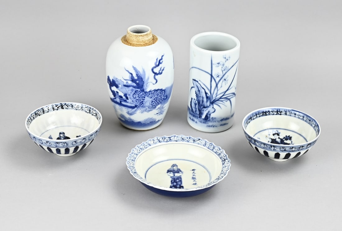 Lot of Chinese porcelain (5x): Five pieces of various old Chinese porcelain. 1x Tea caddy with dragon decoration. 1x Brush vase with rock + text decoration. 2x Bowl with figural decoration + three-character base mark. 19th century.