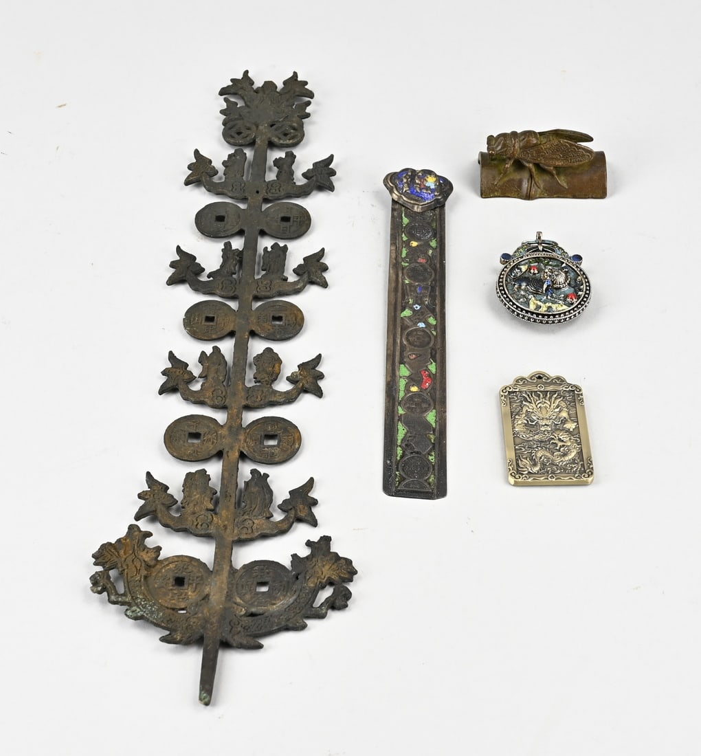 5 Parts Chinese: 5x Miscellaneous old China. Including: cloisonné scepter, object with coins, bronze bee with scorpion and snail underneath, two medallions. Dimensions: 5 - 42 cm. In good condition.