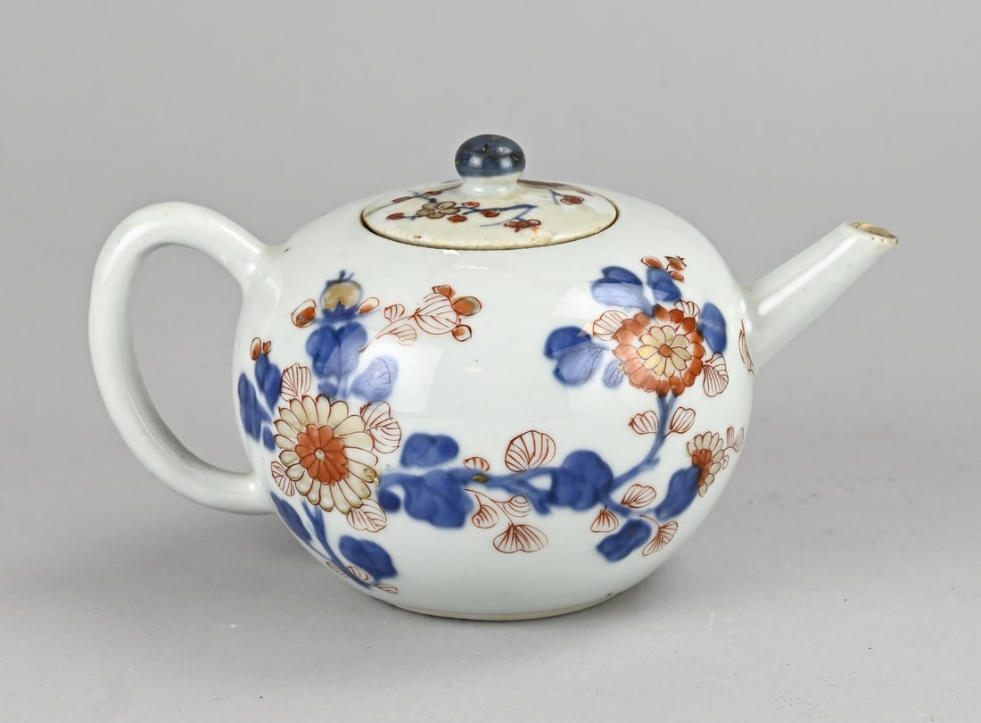 Chinese Imari tea/infusion pot Ø 11 cm.: 18th-century Chinese porcelain Imari teapot with floral/gold decoration. Lid glued. Dimensions: 11 x 18 x Ø 11 cm. In reasonable condition.