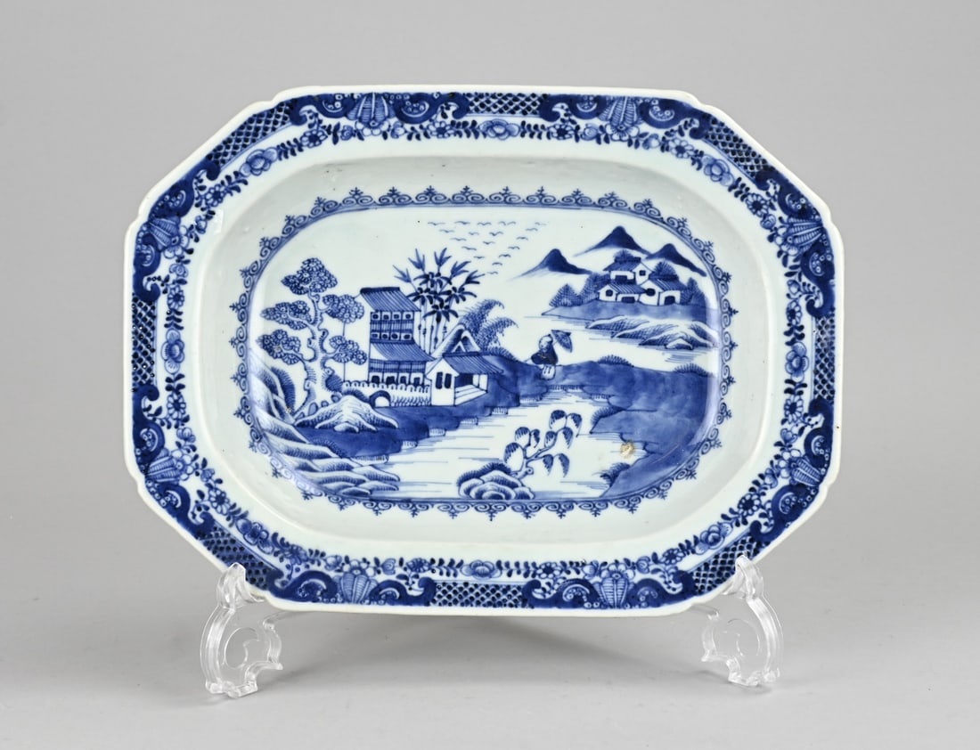 Chinese dish, 29 x 21.5 cm.: 18th-century Chinese porcelain Cheng Lung bowl with landscape/figure decoration. Dimensions: 29 x 21.5 cm. In good condition.