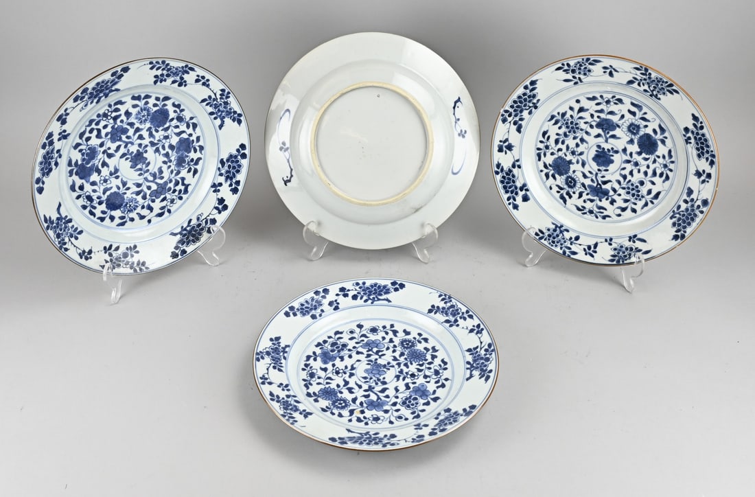 Set of four Chinese plates Ø 27.7 cm.: Set of four 18th-century Chinese porcelain plates. Floral decoration. Three in good condition, one with a hairline crack and chips. Dimensions: Ø 27.7 cm. In fair/good condition.