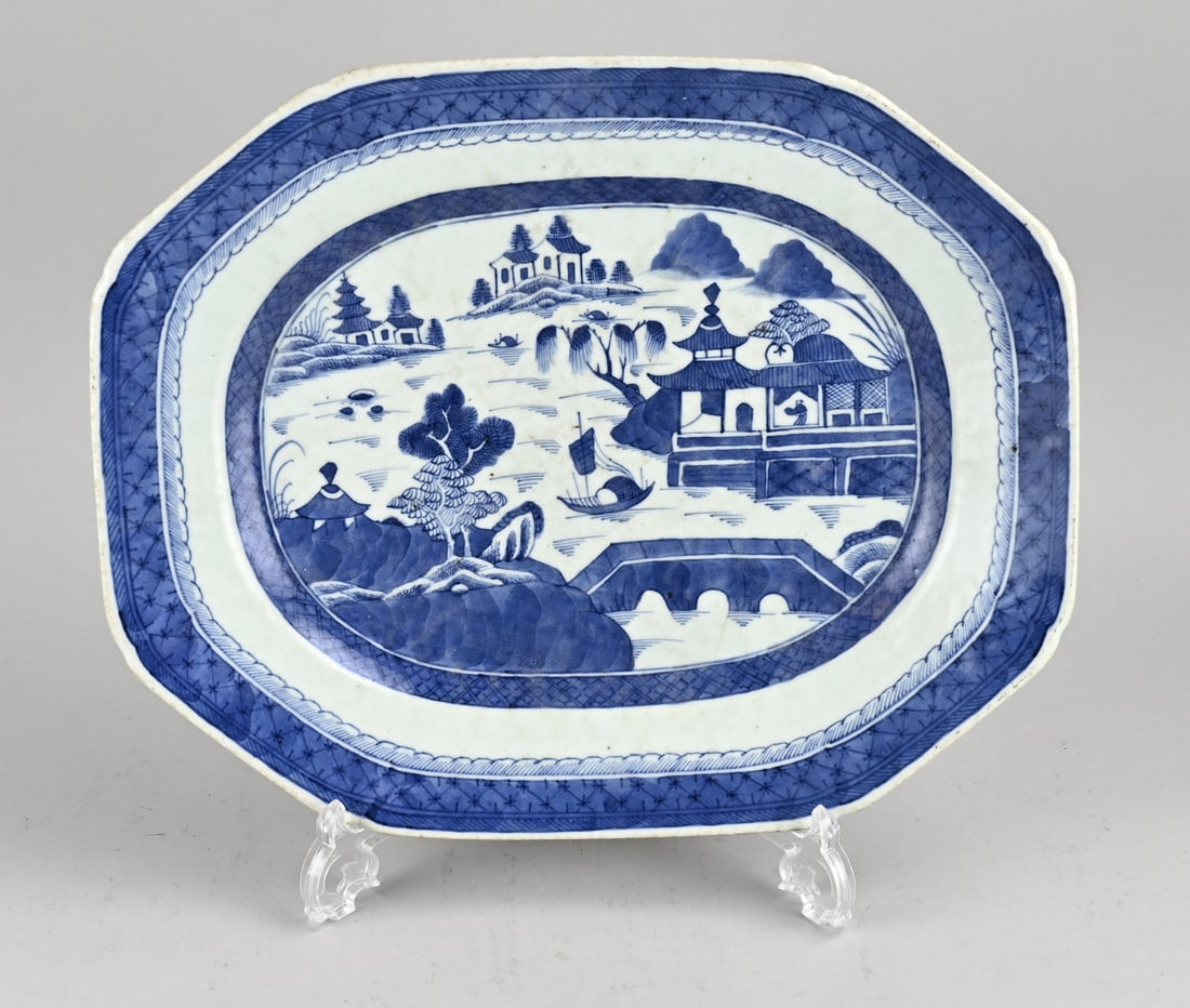 Chinese meat platter, 39 x 32 cm.: 18th-century Chinese porcelain meat platter with pagoda on the coast and boat decoration. Contoured rim. Dimensions approx.: 39 x 32 cm. In good condition.