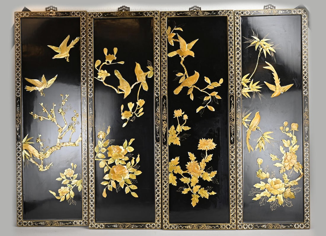 4x Japanese lacquer panels: 4x Japanese lacquer panels with mother-of-pearl inlay, fully decorated with birds/trees. 20th century. Dimensions: (per panel) 92 x 31 cm. In good condition.