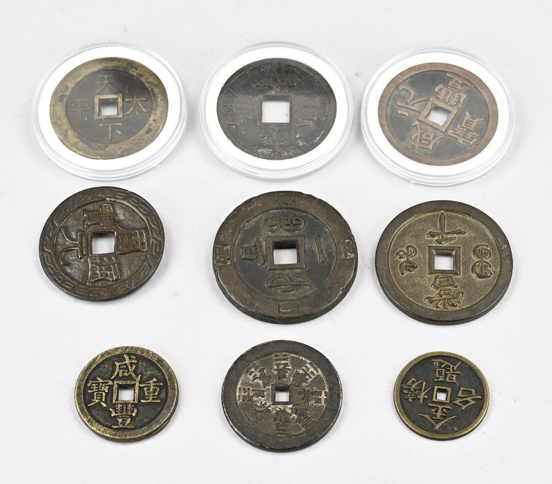 Lot of coins (miscellaneous): Lot of nine miscellaneous Chinese bronze coins/medals. Dimensions: 4.8 - 6.5 cm. In good condition.
