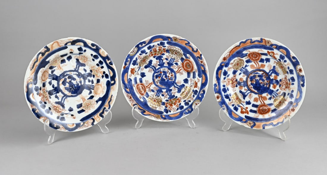 3x Chinese Imari plate Ø 22 cm.: Three 18th-century Chinese Imari porcelain plates with floral/gold decoration. Dimensions: Ø 22 cm. Chips. In fair/good condition.
